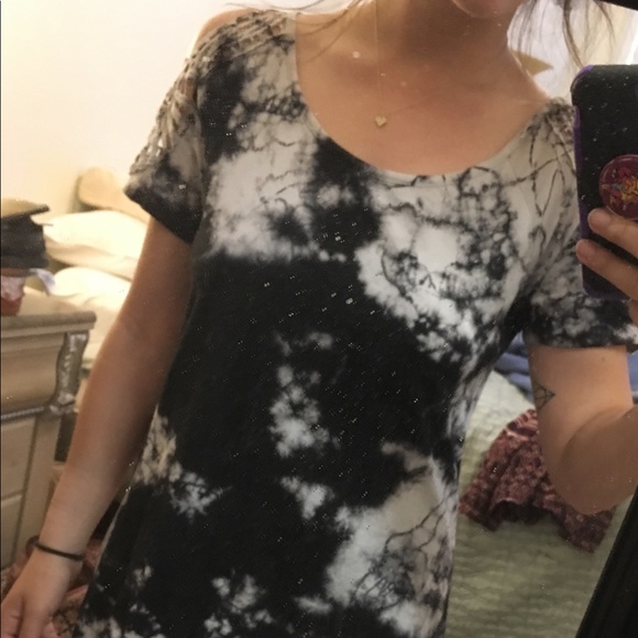 Small Acid wash, cutout shoulder with lace t-shirt - Picture 3 of 3